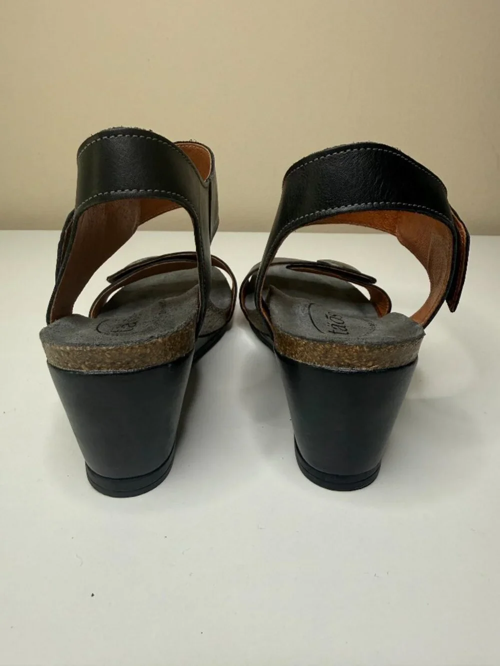 Taos Carousel 3 Wedge Sandal Womens 8-8.5 Black Leather Medallion Strap Open Toe